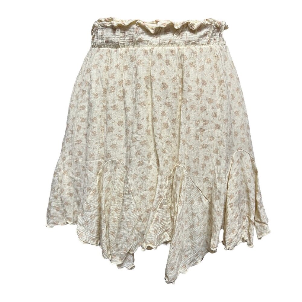 Pale yellow skirt over shorts with a taupe dotted print